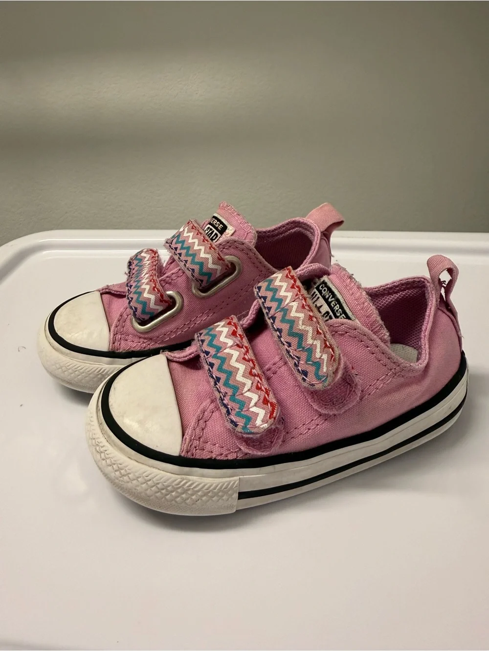 Converse Kids Pink Low-Top Sneakers with Multicolor Zigzag Straps